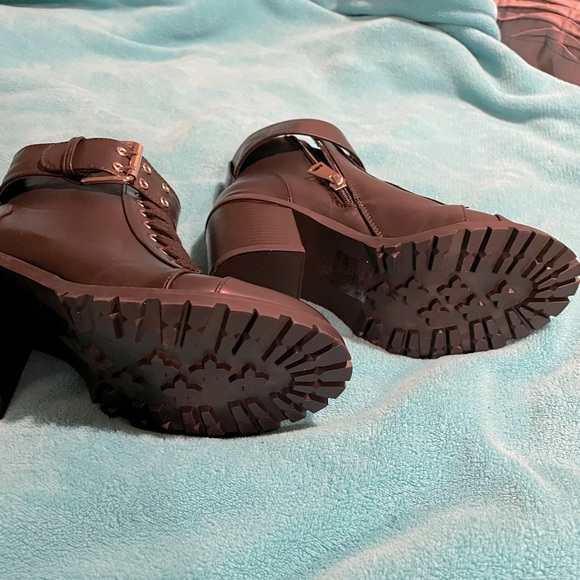 Boohoo Combat Heeled Boots - Picture 2 of 6